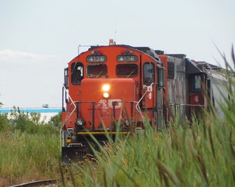 Foto de locomotora CN roja: Imprimible para entusiastas de los trenes (descarga digital)