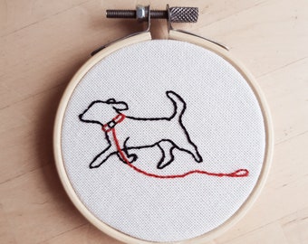 Wanddekoration mit Hundestickerei