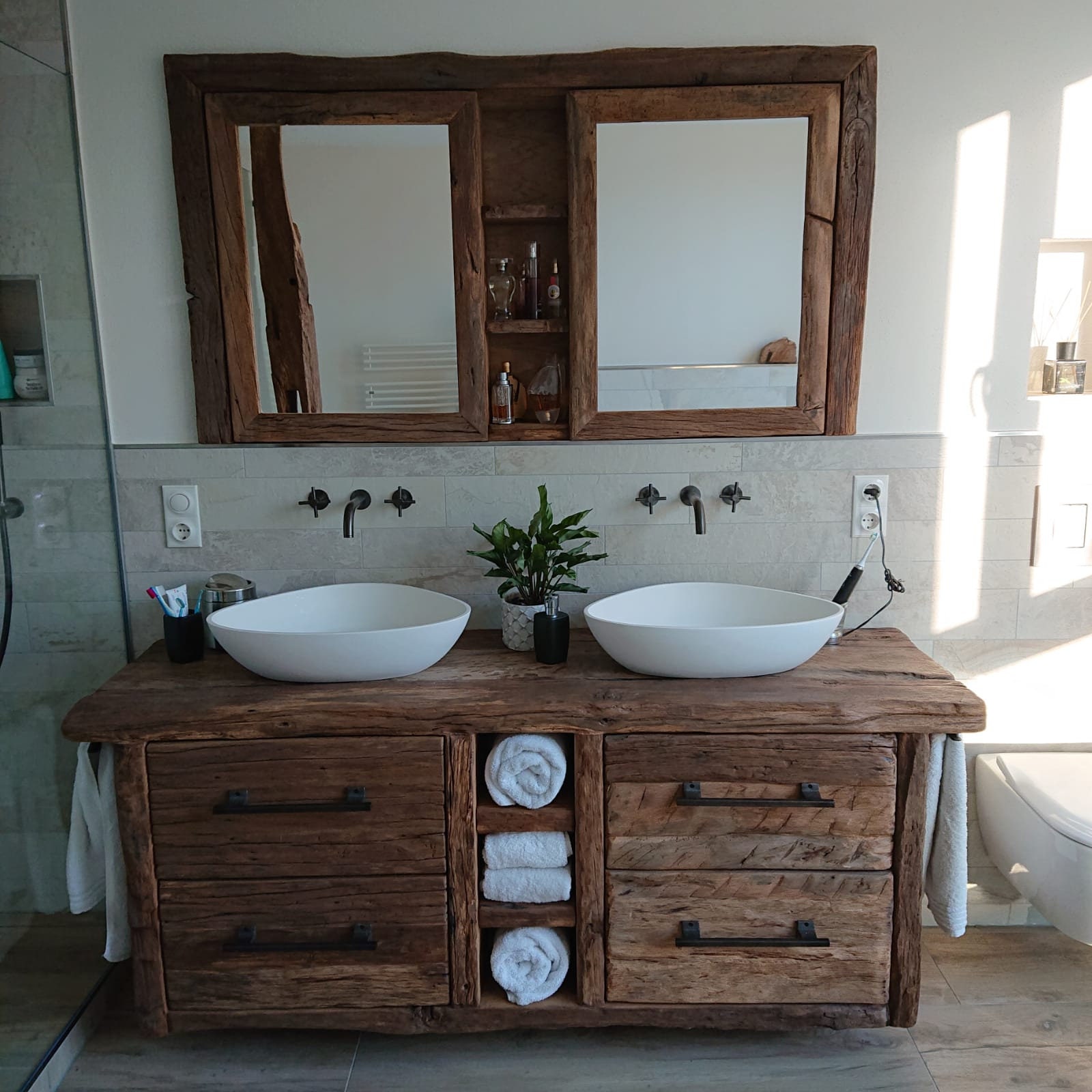 Washbasin and mirror cabinet