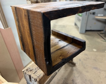 Mini “G” washbasin made of reclaimed wood