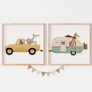 Safari Animal Camper Nursery Wall Art - Illustrazione di giraffa e orso - Decorazione per la cameretta dei bambini - Stampa di avventure con animali giocosi