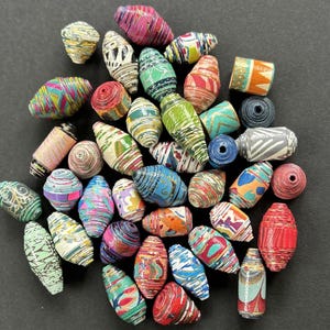 610/40/B. 40 perline di carta fatte a mano assortite colorate