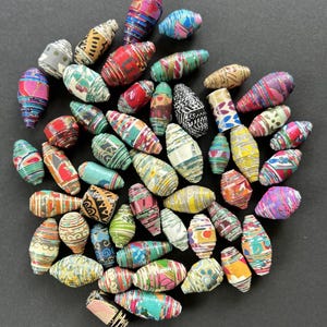 16/50 50 perline di carta fatte a mano assortite