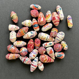 610/35/E. 35 perline di carta colorate fatte a mano