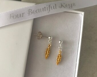 Gold Feather stud earrings. Helix Earring. Helix earring. Cartilage earrings. Cartilage piercing.