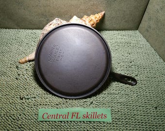 Wagner Ware #9 Stylized Logo Cast Iron Griddle P/N 1109C Circa 1930s Thru the 1950s Vintage