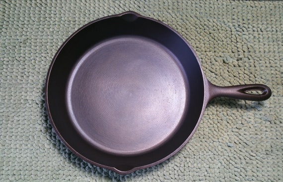 Vintage Unmarked Lodge Square Cast Iron Skillet 9.5 – The Forge