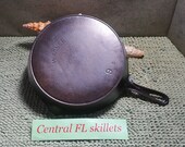 Wagner Ware 9 quot WAGNER quot Sidney O Arc Logo Cast Iron Skillet with Outside Heat Ring Marked 9B Circa 1900 to 1910 Vintage
