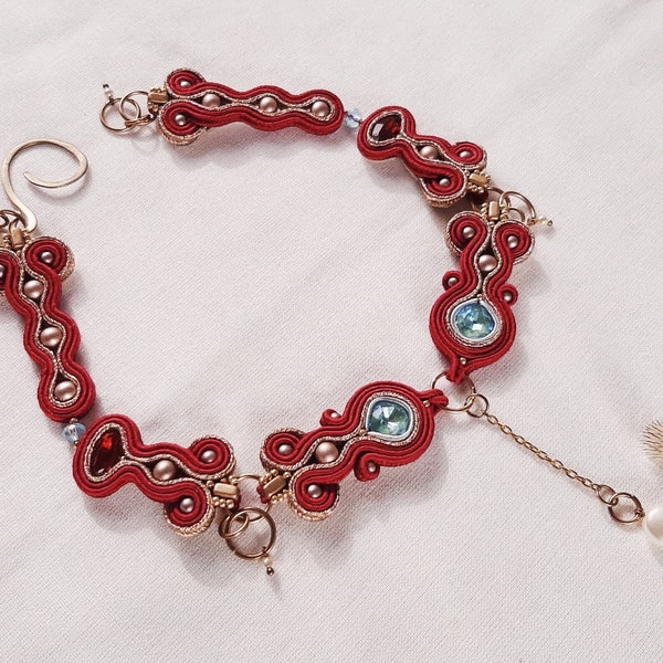 Collana soutache in rosso bordeaux, collana a maglie, collana con colletto, collana con ciondoli, collana di perle e cristalli, collane per strati