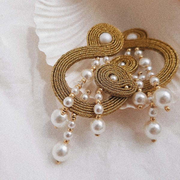 Soutache earrings in gold with pearls, organic shaped earrings, treble clef earrings, symbolic jewelry, music earrings, G clef musician gift