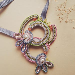スワタッシュ ステートメント ネックレス フィオーリ – パールとクリスタルを使った芸術的なビーズジュエリー