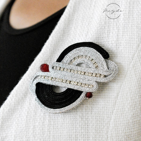 Broche Soutache negro y gris plata, broche Art Deco, broche semicírculo, broche declaración glitter, broche geométrico plata negra