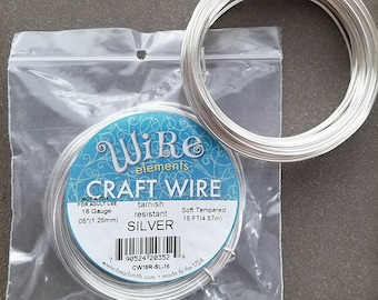 Può includere: Un rotolo di filo per lavoretti in argento, calibro 16, resistente all'annerimento, temprato morbido, lungo 15 piedi (4,57 metri). Il rotolo è etichettato "Wire elements Craft Wire Silver".