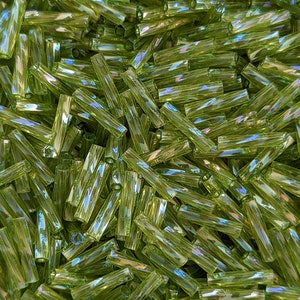 2.7 mm x 12 mm ツイストミユキビューグルビーズ - 透明シャルトリューズ AB - 10 グラム