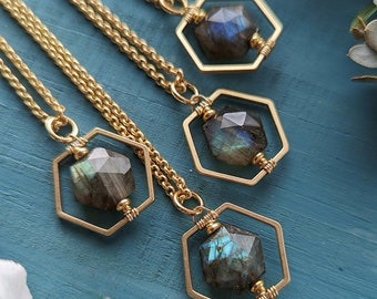 Collier hexagonal en calcédoine de labradorite - Gemme bleue verte délicate et flashy dans un cadre hexagonal en or satiné