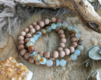 Bracelets en agate de feu bleue et bois de rose - Lot de trois, bracelets extensibles en bois et pierres précieuses de 7 pouces