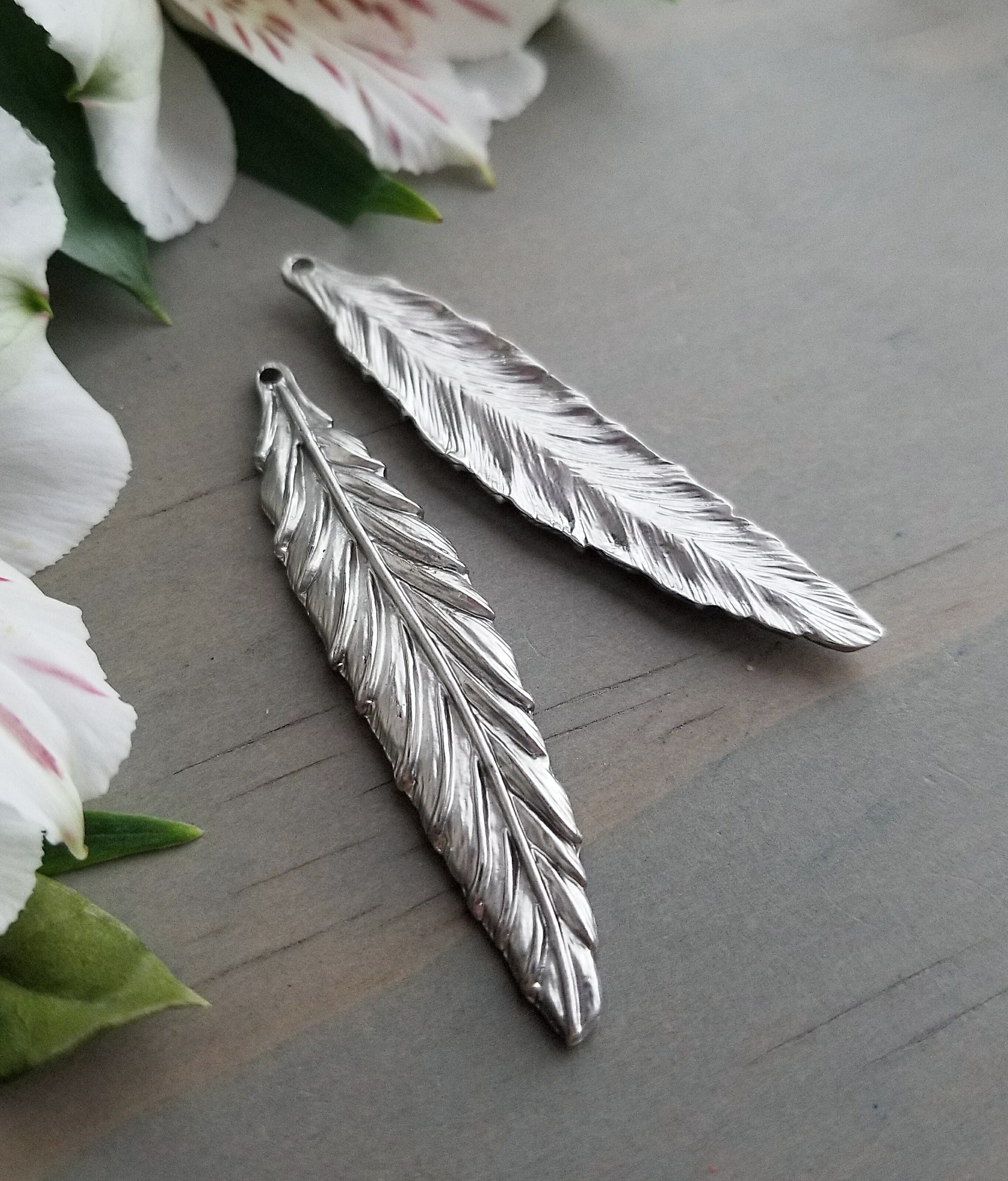 Satin Silver Feather Charm >> 2 or 6 pcs, Electroplated Pewter,…