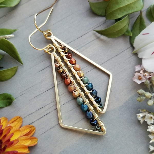 Boucles d’oreilles triangulaires perlées en or satiné >> arc-en-ciel, bronze, rouge, cuivre, or, turquoise, sarcelle, bleu >> style boho, géométrique, minimaliste