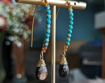 Boucles d'oreilles pendantes chocolat et saphir en or - Enveloppées de pierres précieuses turquoise et hessonite