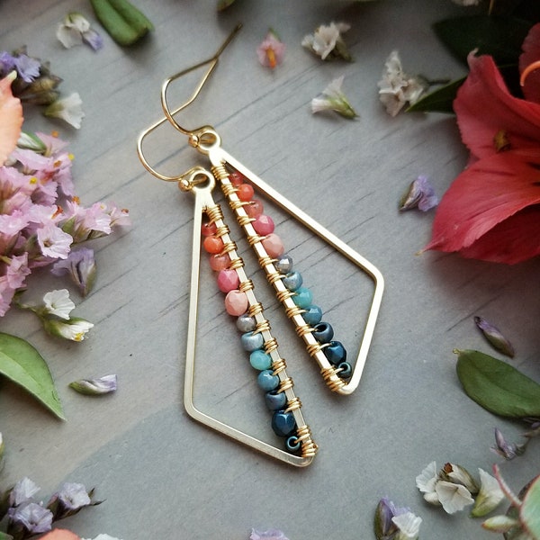 Orecchini triangolari con perline in oro satinato >> Corallo, Pesca, Rosa, Grigio, Acquamarina, Blu, Grigio-Blu, Verde acqua >> Stile Boho, Geometrico, Minimalista