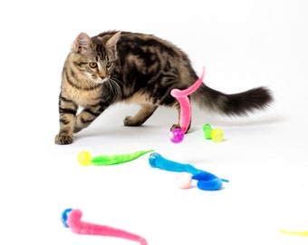 Super bouncy Wiggly Ball - cat toy with wiggly tail, fun cat toy ball (colors vary)