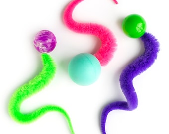Peut inclure: Trois cure-pipes en fourrure de couleurs différentes avec trois boules de couleurs différentes attachées aux extrémités. Les boules sont violettes, bleu clair et vertes.