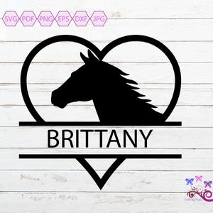 Puede incluir: Silueta negra de la cabeza de un caballo dentro de un corazón con el nombre Brittany escrito debajo.