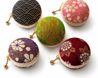Estuche para anillos estilo kimono japonés con diseño de macarons – Bolsita para joyas hecha a mano con tela obi vintage reciclada.