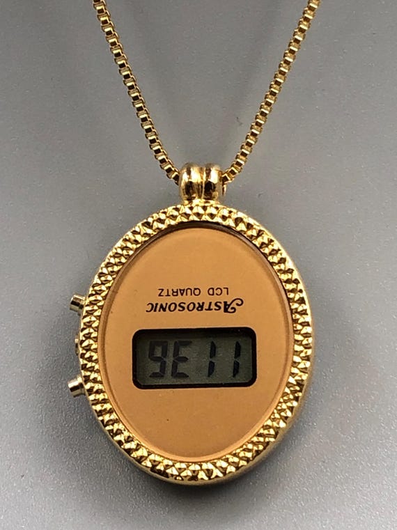 Vintage 70s 80s NOS Chic LCD Digital Quartz Gold Tone Oval