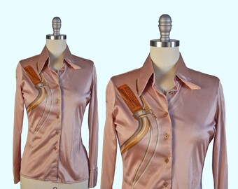 Vintage-Bluse von Nik Nik aus den 1970er-Jahren | Vintage-Hemd aus rosa Satin mit Fahrradmuster | Hemd mit Knopfleiste und originellem 70er-Jahre-Print | Retro-Radbluse