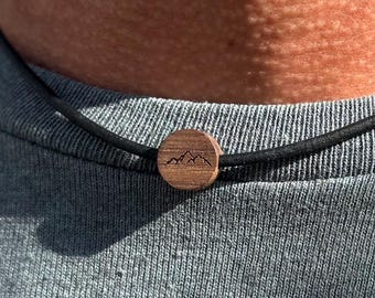 Halskette aus Leder mit Holzanhängern – personalisiert & handgefertigt