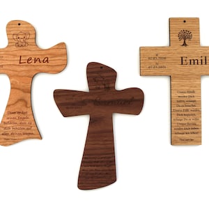 Taufkreuz aus Holz mit Namen, Datum und Taufspruch