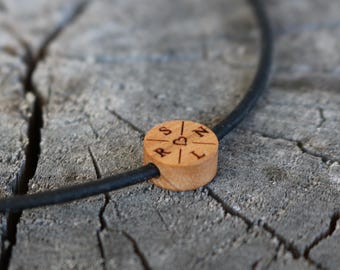 Perlenkette aus Holz mit Lederband – personalisiert & handgefertigt