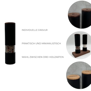 Pu&ograve; includere: Due macinini per sale e pepe neri con coperchi in legno. I macinini sono pieni di sale e grani di pepe. I macinini sono su una base in legno. Il testo "INDIVIDUELLE GRAVUR", "PRAKTISCH UND MINIMALISTISCH" e "WAHL ZWISCHEN DREI HOLZARTEN" &egrave; visibile nell'immagine.
