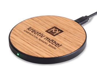 Cadeau avec logo d'entreprise en bois - Station de charge inductive personnalisée avec la plus fine gravure laser