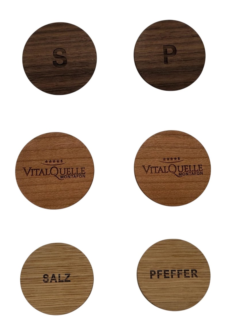 Pu&ograve; includere: Sei coperchi rotondi in legno per barattoli di spezie con testo inciso. I coperchi sono in legno marrone scuro e legno marrone chiaro. Il testo sui coperchi recita "S", "P", "VITALQUELLE MONTAFON", "VITALQUELLE MONTAFON", "SALZ" e "PFEFFER".