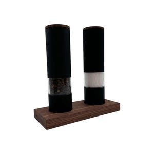 Pu&ograve; includere: Macinini per pepe nero e sale con base in legno. I macinini sono in plastica nera e hanno una sezione in vetro trasparente per vedere le spezie all'interno.