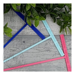 Puede incluir: Tres herramientas de plástico en forma de T de color azul, azul claro y rosa. Cada herramienta tiene el texto "MSCraftshop MSCraftshop MSCraftshop" impreso en ella.