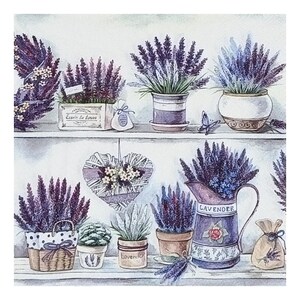 Op de afbeelding: Een aquarel schilderij van een plank met lavendelplanten in verschillende potten en containers. De plank is wit met een lichte houtnerf. De lavendelplanten zijn in verschillende tinten paars en groen. Er zijn ook wat decoratieve items op de plank, zoals een hartvormige krans en een klein zakje lavendel.