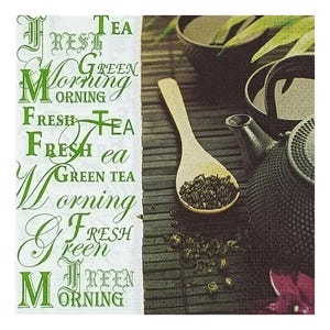 Könnte beinhalten: Nahaufnahme eines Holzlöffels gefüllt mit losen grünen Teeblättern. Der Löffel liegt auf einer Bambusmatte mit einer schwarzen Teekanne und anderem Teezubehör. Der Text "Fresh Green Tea Morning" ist in grüner Kursivschrift auf weißem Hintergrund geschrieben.