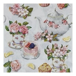 Op de afbeelding: Een stof met een patroon op een witte achtergrond met illustraties van bloemrijke theekopjes, een theepot, roze rozen, witte bloesems, kleine taartjes met bessen en citroenschijfjes. Het ontwerp bevat herhalende motieven van theetijd-elementen.