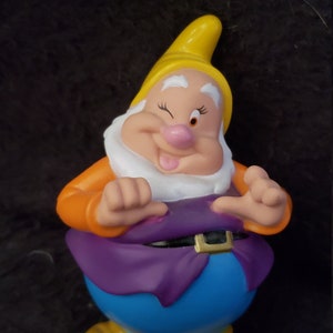 Disney Snow White 7 Dwarf Figurine