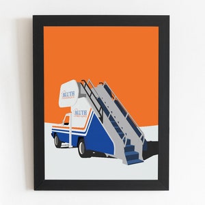 Puede incluir: Un camión blanco con un diseño azul y naranja y las palabras "Bluth Company" en el lateral. El camión tiene un conjunto de escaleras unidas a la parte trasera, y el fondo es naranja.