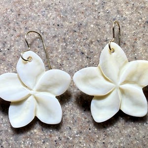 Vintage 14K Yellow Gold White Mother of Pearl Flower Dangle Earrings