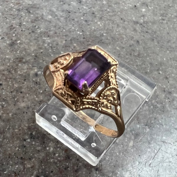 Vintage 10K Yellow Gold Amethyst Solitaire Ring