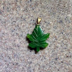 Vintage 14K Yellow Gold Green Jade Leaf Pendant