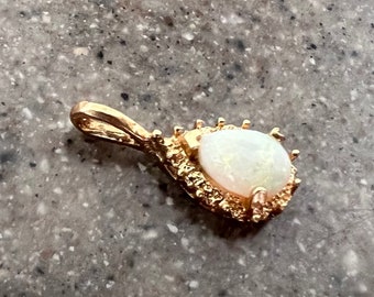 Vintage 10K Yellow Gold Opal Pendant