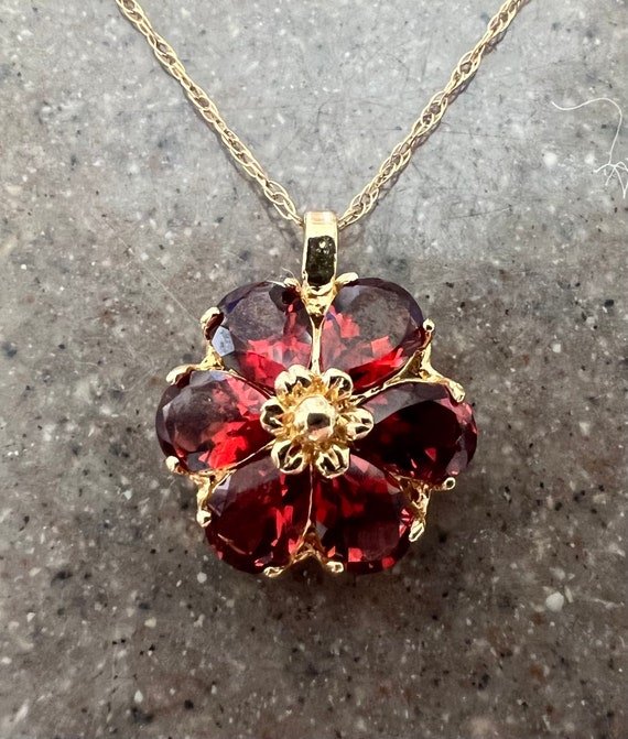 Vintage 14K Yellow Gold Garnet Flower Pendant Neck