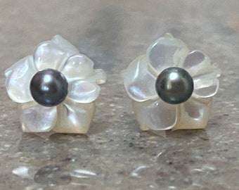 Vintage 14K Yellow Gold Gray Pearl & Mother of Pearl Flower Earrings