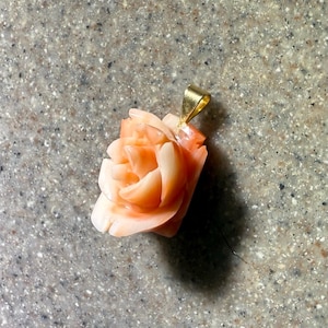 Vintage 14K Yellow Gold Coral Flower Pendant